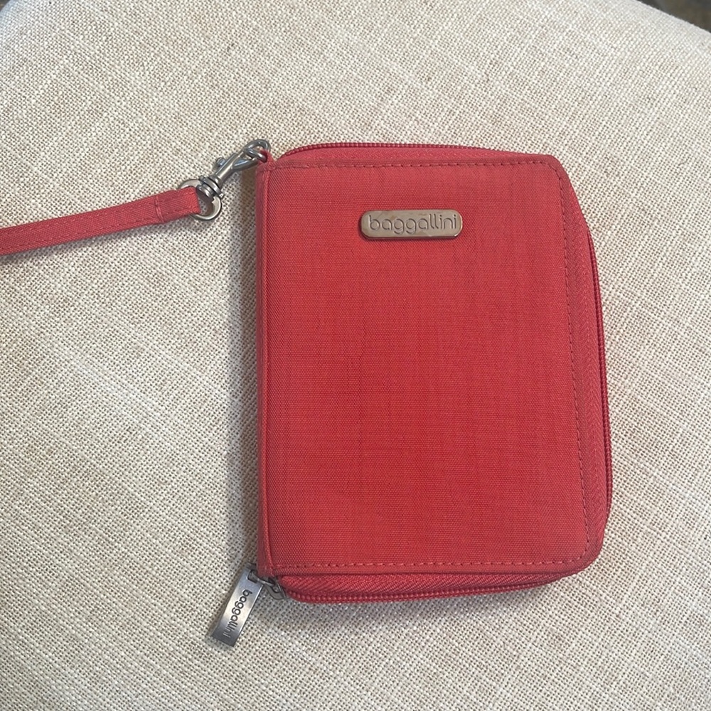Baggallini wristlet in coral